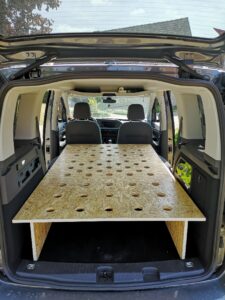 het bed van de camper uitbouw voor de mini camper Volkswagen Caddy