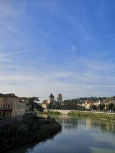 de adige rivier in Verona