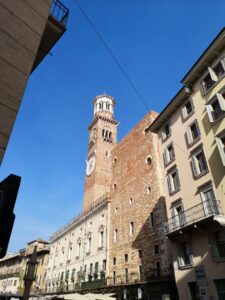 de straten rond torre dei lamberti in Verona