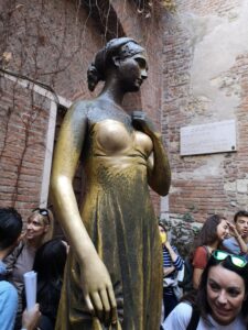het beeld van julia in casa di giulietta in Verona