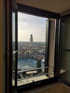 prachtig uitzicht op Verona van uit een raam in Museo archeologico al Teatro Romano