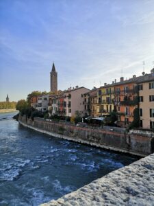 zicht op Verona van op de ponte pietra