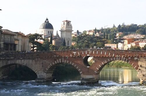 zicht op de Ponte pitra in Verona Italie