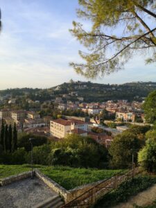 zicht van op het panoramisch terras aan de Funicular Di Castel San Pietro