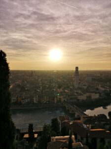 zonsondergang van op het panoramisch terras aan de Funicular Di Castel San Pietro in Verona