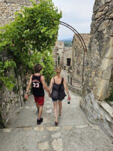 Caroline en Lewis op wandel in het oude middeleeuwse stadsdeel rond château des moines, een unieke plek tijdens een vakantie in de Ardèche