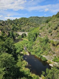 De train de l'Ardèche biedt doorheen het traject prachtige zichten op de doux vallei