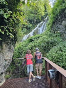 Lewis en Kevin kijken naar de waterval bij Orrido di Bellano in Noord italië