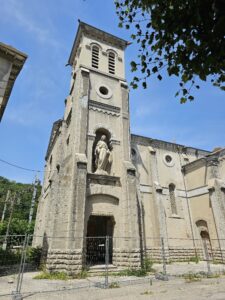 de kerk van La cité Blanche in de Ardèche urbex