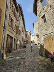 de kleine straatjes van chalencon, een rustiek dorpje in de Ardèche