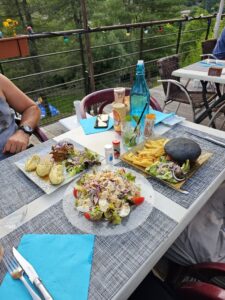 eten in het restaurant van camping Mas de Champel in de Ardèche