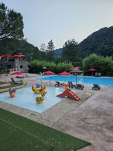 het zwembad en kinderbad van camping Mas de Champel in de Ardèche