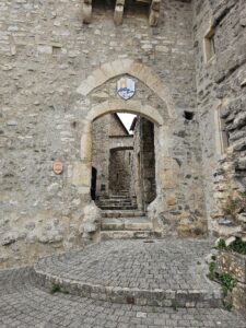 ingang van het oude middeleeuwse stadsdeel rond château des moines, een unieke plek tijdens een vakantie in de Ardèche