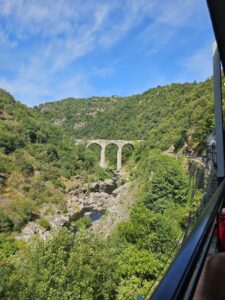 prachtig uitzicht op de doux vallei tijdens de rit met de train de l'Ardèche