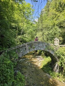 stenen brugje bij de waterval cascata Tobi tijdens de wandeling L'Orrido Val Sanagra in Noord Italië