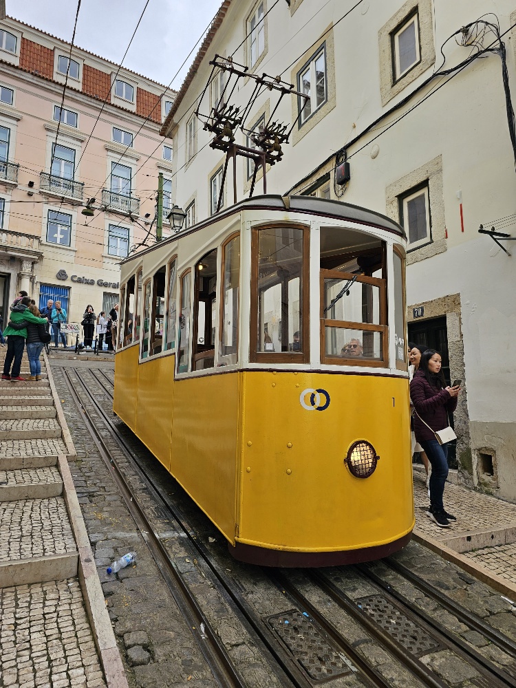 Ascensor da Bica tram in Lissabon Portugal