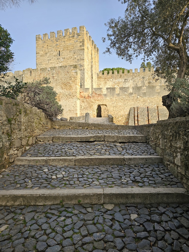 Castelo de São Jorge vlakbij ons appartementje in Alfama in Lissabon Portugal