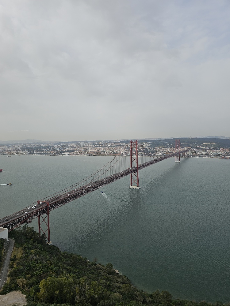 Ponte 25 de Abril brug in Lissabon Portugal