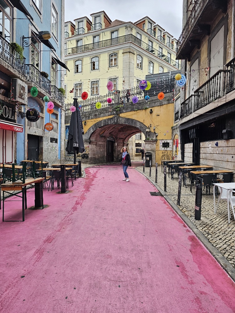 Rua Nova Do Carvalho het roze influencer straatje in Lissabon Portugal