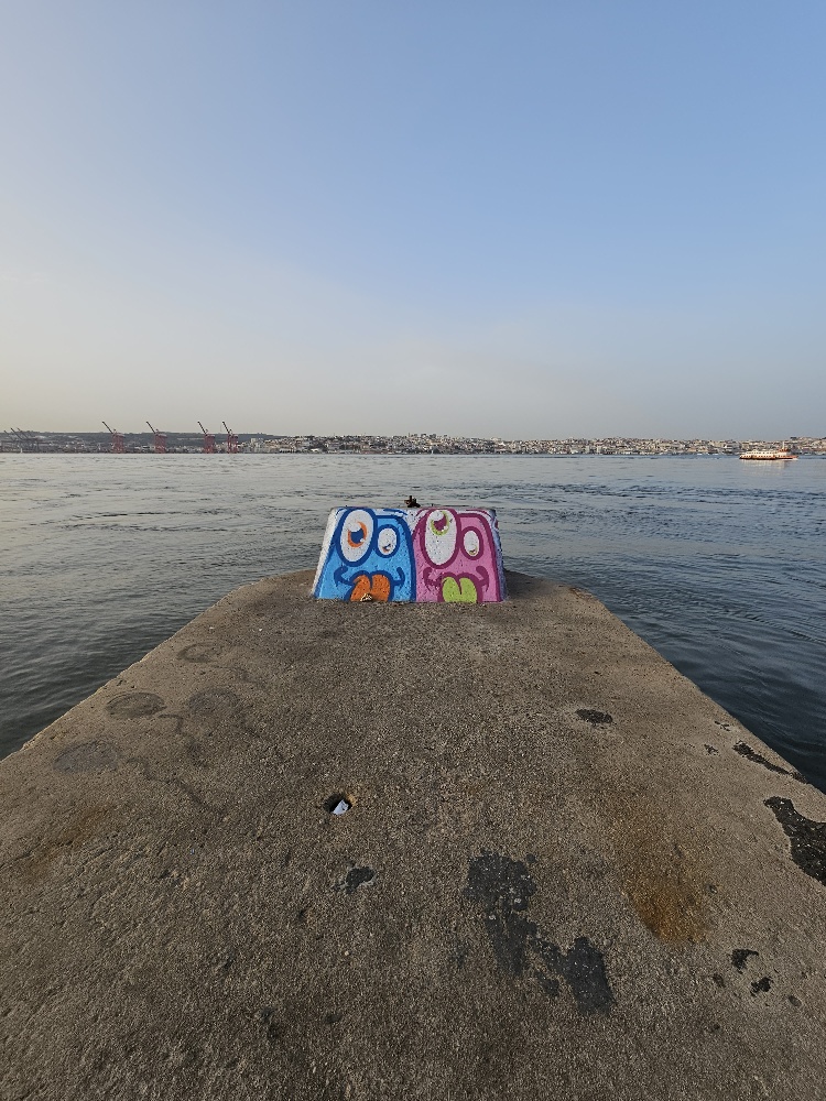 graffitiwandeling langs de zuidoever van Lissabon in portugal