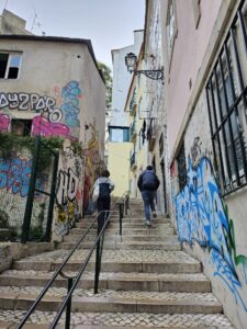 trapjes opstappen in de wijk Alfama in Lissabon Portugal