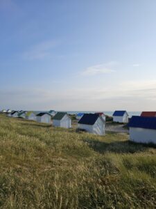 De gekleurde strandhuisjes van Gouville-Sur-Mer tijdens onze camper trip in Normandië