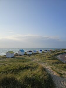 De gekleurde strandhuisjes van Gouville-Sur-Mer tijdens onze camper trip in Normandië Frankrijk