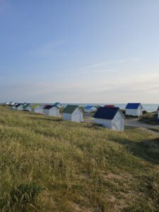 De strandhuisjes van Gouville-Sur-Mer tijdens onze camper trip in Normandië