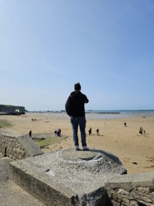 Kevin aan het strand van Arromanches les bains in Normandië frankrijk