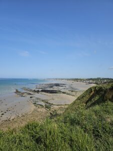 Unieke plek het uitzicht van op Cap Manvieux op de kustlijn naar Arromanches les bains in Normandië