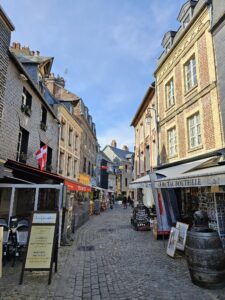 kleine gezellige straatjes in Honfleur, Normandië frankrijk