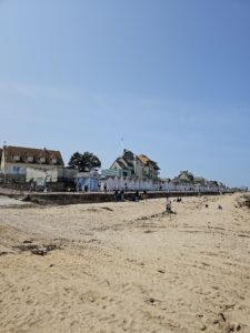 strand van luc-sur-mer , mooie huizen aan de kust in normandi