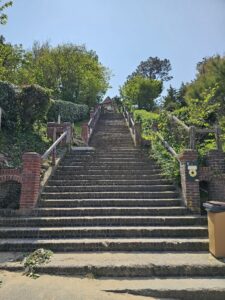 terug naar boven op de Escaliers des cent marches in Houlgate Normandië