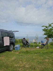 genieten van het ontbijt bij Camping Le chant des Oiseaux in Trouville sur mer