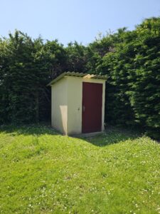 het propere toilet met lavabo vlakbij camperplek La Bidonniere in Ardevon, vlakbij