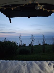 ons uitzicht op de zee vanuit de auto bij Camping Le chant des Oiseaux in Trouville sur mer