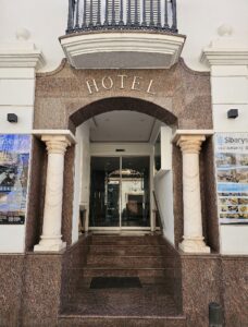 Gevel Hotel Sibarys in Nerja, tijdens onze rondreis in Andalusië