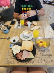 Ontbijt bij Hotel Sibarys in Nerja, tijdens onze rondreis in Andalusië