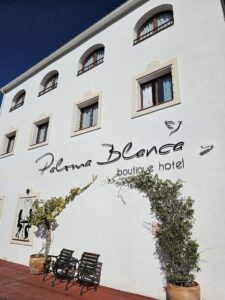 Voorgevel van het Paloma BLanca Boutique hotel in Marbella, tijdens onze rondreis in Andalusië