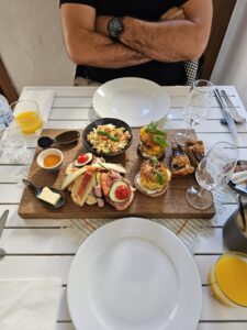 ontbijtplank bij Olive And Ivy Guesthouse in Canillas de Aceituno, tijdens onze rondreis in Andalusië