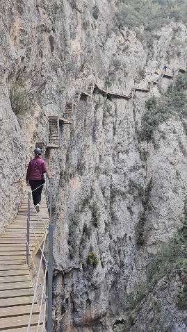 Passarella de Releu, klifwandeling op een uurtje rijden van Calpe, echt één van de meest unieke activiteiten die we al deden