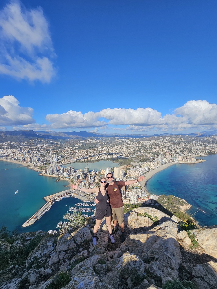 cakesreisjes boven op de Peñon de Ifach in Calpe na de beklimming één van de unieke activiteiten