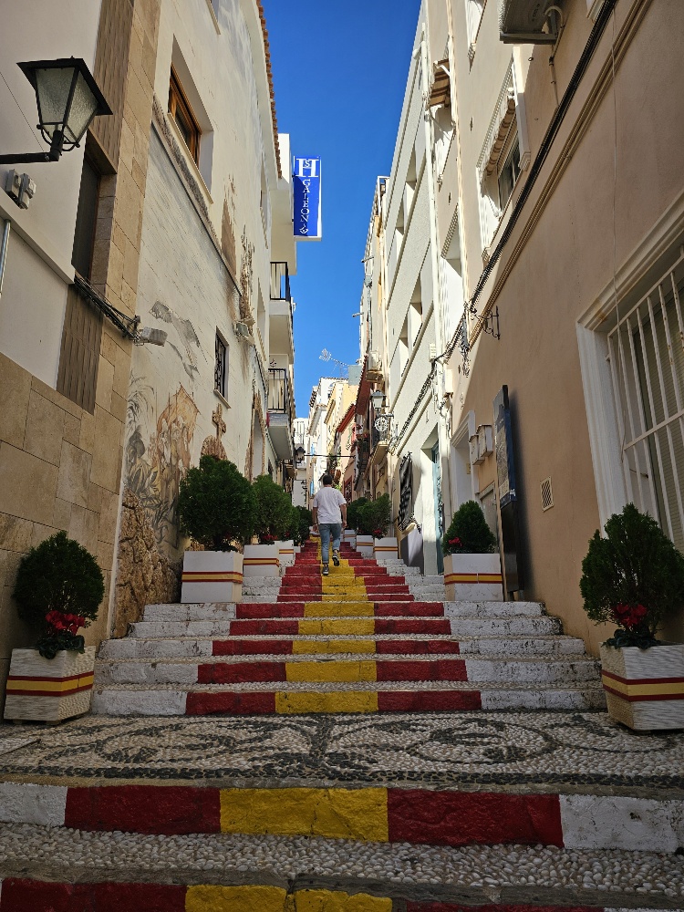 de spaanse trappen van Carrer de Puchalt in het centrum van Calpe, een mooie fotospot