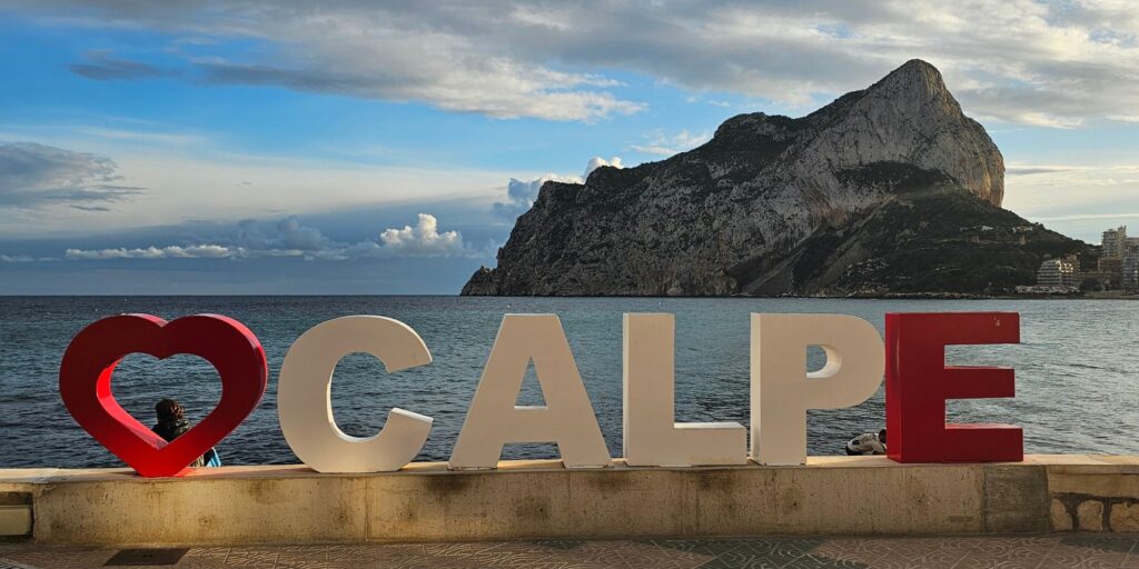 grote letters Calpe op de promenade