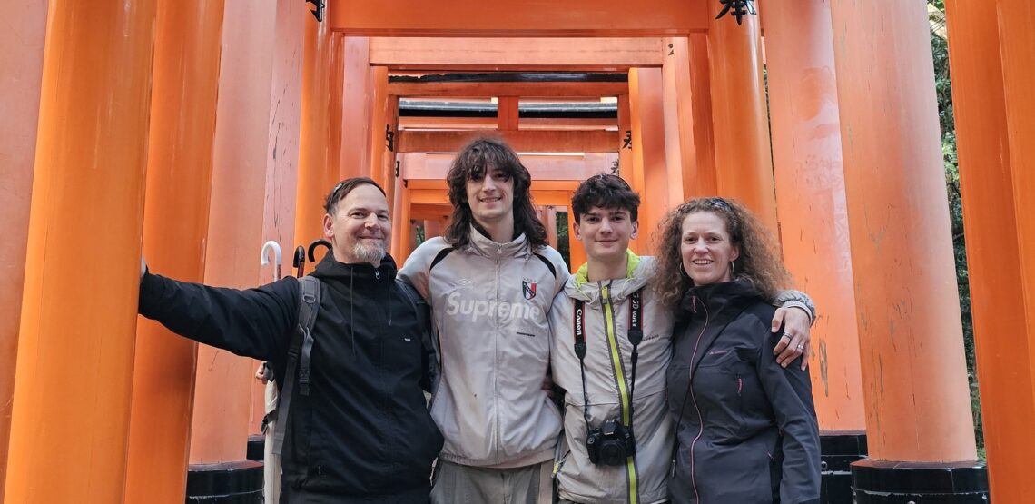 gezinsfoto cakesreisjes onder tori gates in japan