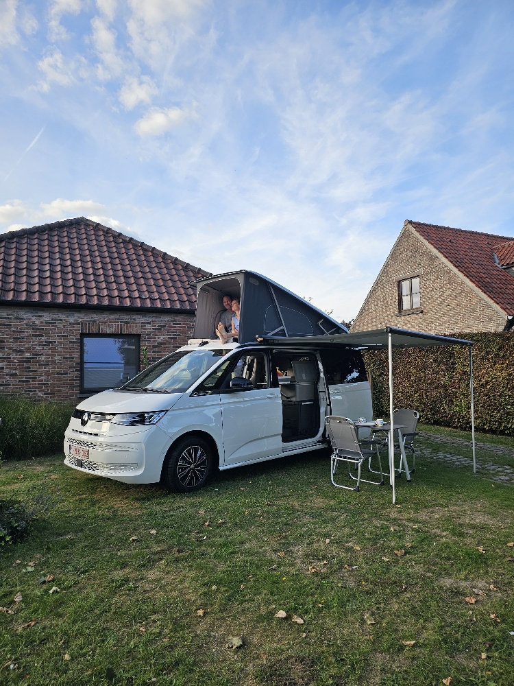 onze splinternieuwe campervan volkswagen california t7 coast opgezet in onze voortuin